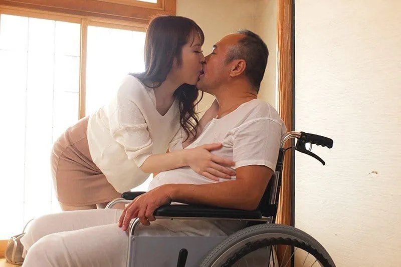 Anak perempuan berbulu -in dalam merawat ayah -in -dalam -law yang cacat